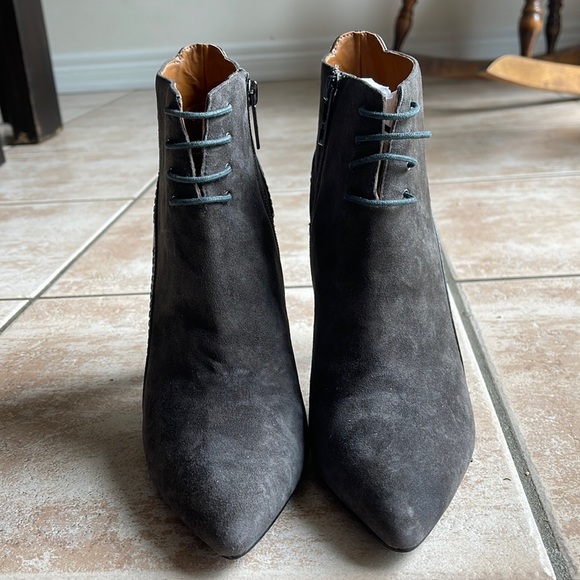NWOT H Halston Grey Suede Tie-Up Pointed Booties in Sz 8 - Picture 1 of 5